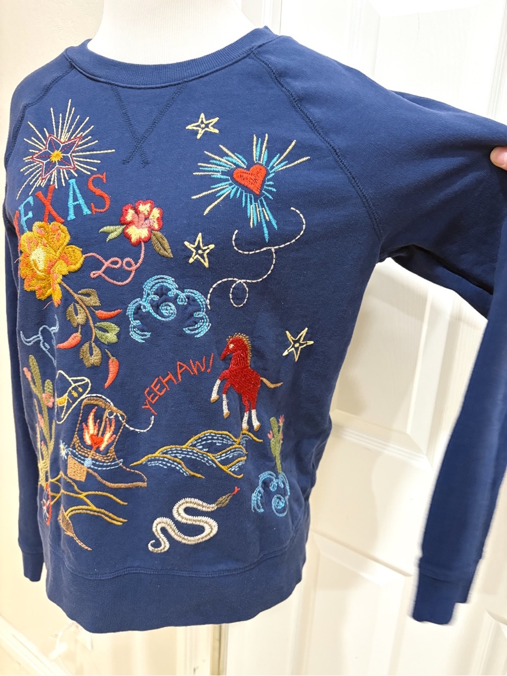 Johnny Was Embroidered Navy Texas Raglan Sweatshirt Small - Picture 4 of 6